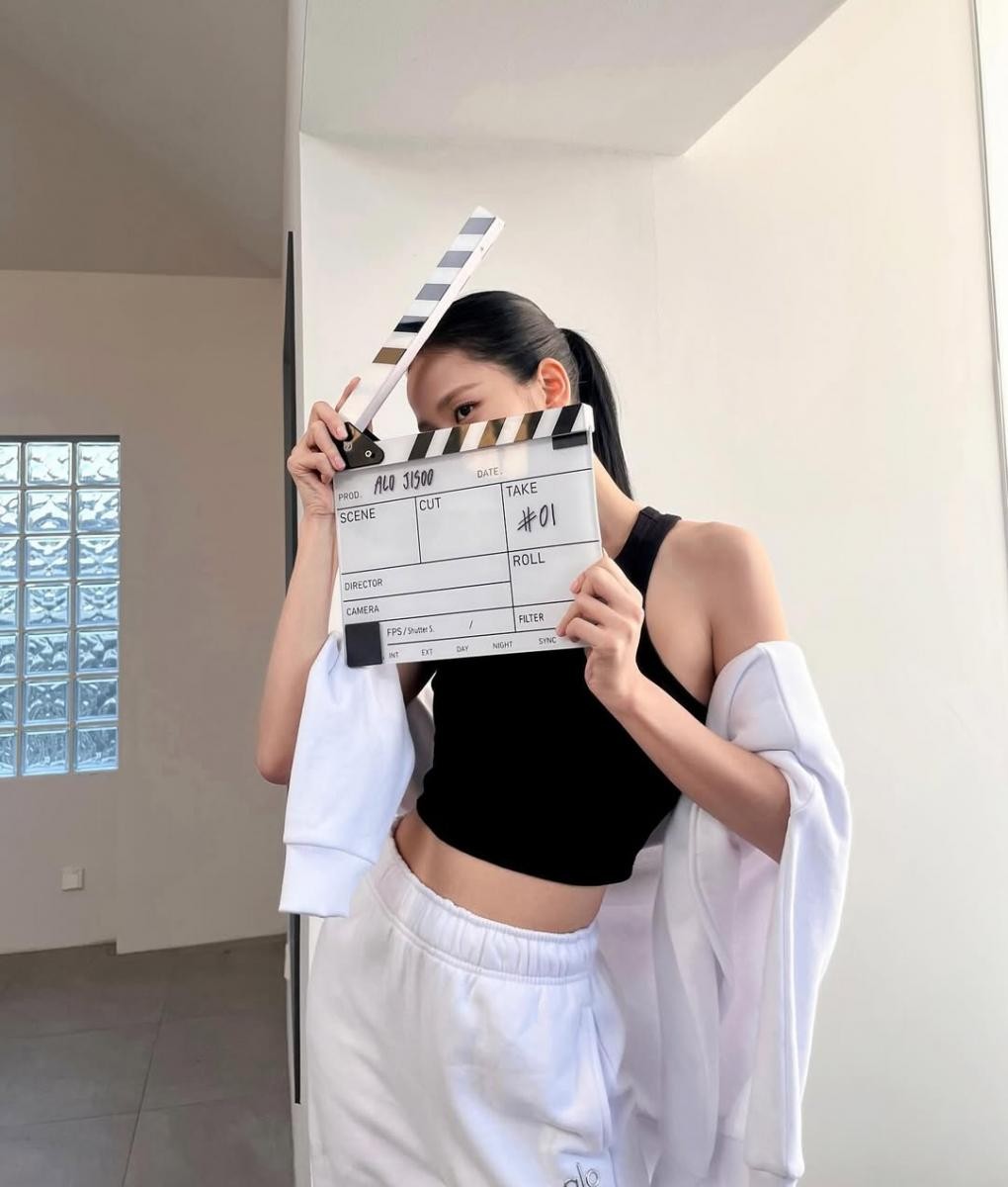Jisoo 在一套運動穿搭中,更用露腰的半截服裝搭配上高腰款式的寬褲來呈現搭配,藉由拉高腰線的方式,能讓下半身的腿部比例增長,進而達到大長腿的效果。