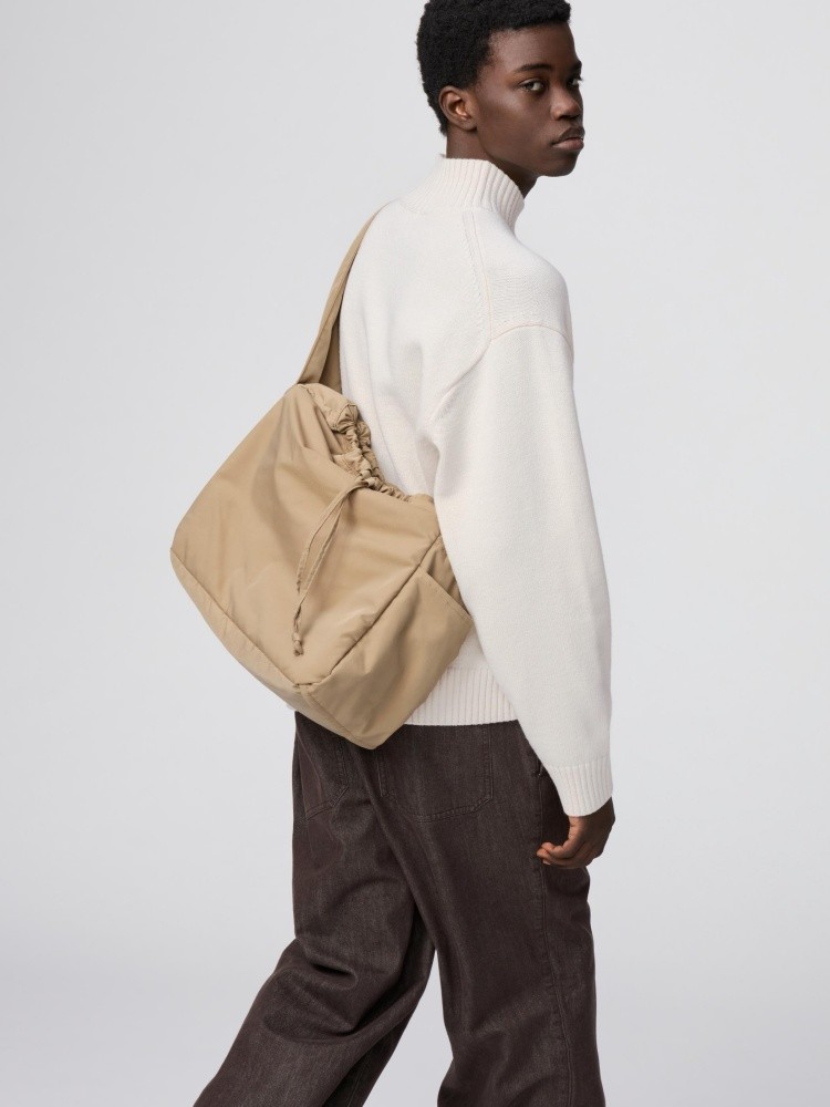 Uniqlo「澎軟肩背包」這一次推出四種色彩,包含:黑色、酒紅、海軍藍與米色的霧面色系,延續「Uniqlo : C」一貫的極簡中性美學