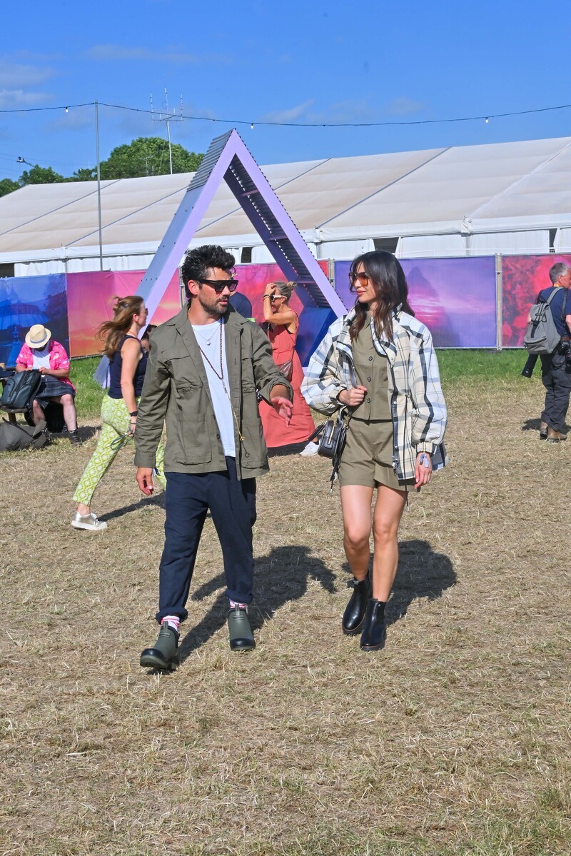 Gemma Chan與Dominic Cooper於Glastonbury音樂節,身穿Barbour外套與背心