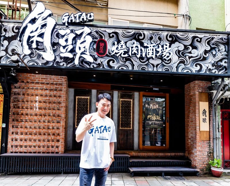 王識賢自從扮演北館的「仁哥」後,現在走到哪大家都會叫他仁哥,人氣爆燈。( 曼尼娛樂提供 )