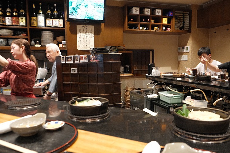 大阪老字號壽喜燒しゃぶ長店內只有16個座位,因為有明火煮壽喜燒,所以店內非常炎熱。
