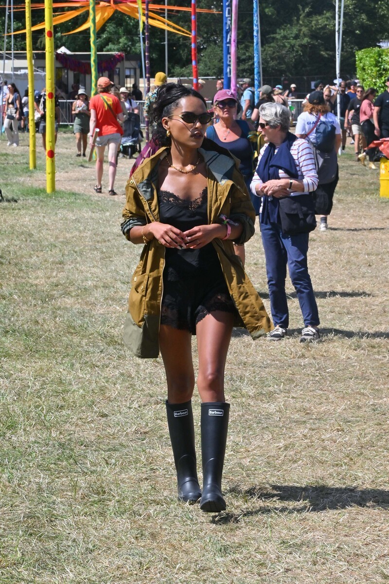 演員Saffron Hocking於Glastonbury音樂節,穿著Barbour Hayley防潑水外套