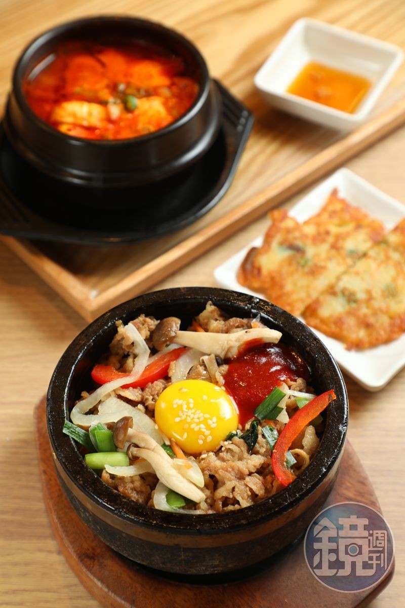 韓美膳半半套餐中的「豬五花石鍋拌飯&海鮮豆腐鍋」都以小鍋承裝，套餐附上2小塊海鮮煎餅。（348元／份）