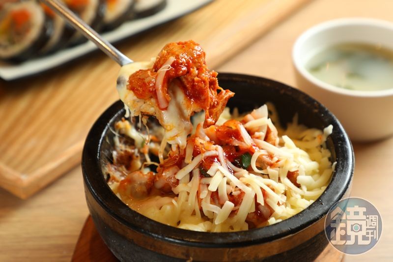 「起司炒雞石鍋拌飯」拌勻後每一口都能吃到濃厚起司與微辣醬汁。（228元／份）