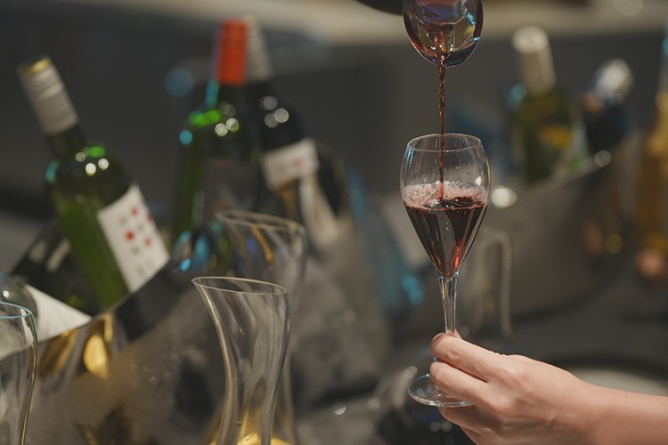 除了調酒還提供各式清酒、梅酒等數十款以上,想買醉或是想飽餐一頓,這會是你的好選擇。