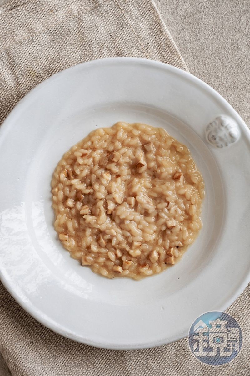 以甜龍筍榨汁煮成的燉飯「單純 筍」,吃得到米與筍交織的溫潤與清甜。(Tasting Menu菜色,3,500元/人)(Li.nu提供)