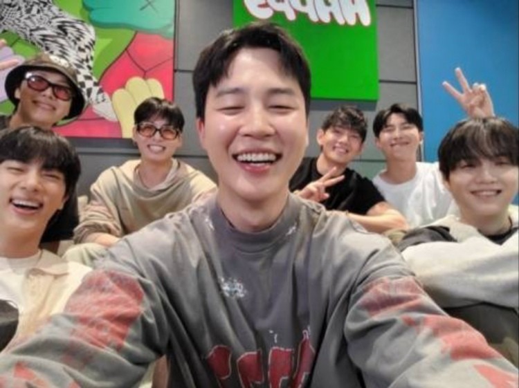 TS全員在Weverse合體直播中,隊長RM也隨口哼出〈Soda Pop〉,讓全球粉絲驚呼!