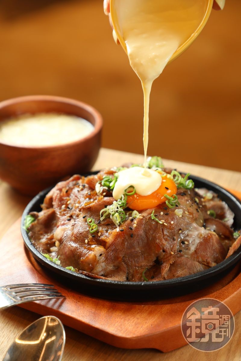 加購的乳酪起司醬非常濃郁，搭配日式烤生牛肉很對味。（40元／份）