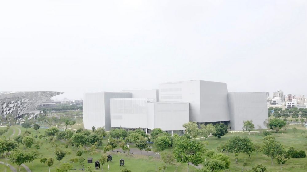 台中「綠美圖」由 SANAA 建築師事務所和台灣劉培森建築師事務所團隊跨國設計,這也是日本建築大師妹島和世與西澤立衛,在台灣的首座建築作品。