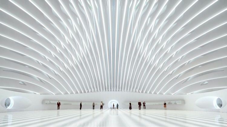 被譽為「建築結構詩人」的西班牙建築師 Santiago Calatrava,在台灣迎來首座作品「遠東國際會議中心」,座落於元智大學校園旁,透過動態般的雕塑建築美學,將其規劃為地上 5 層、地下 2 層。