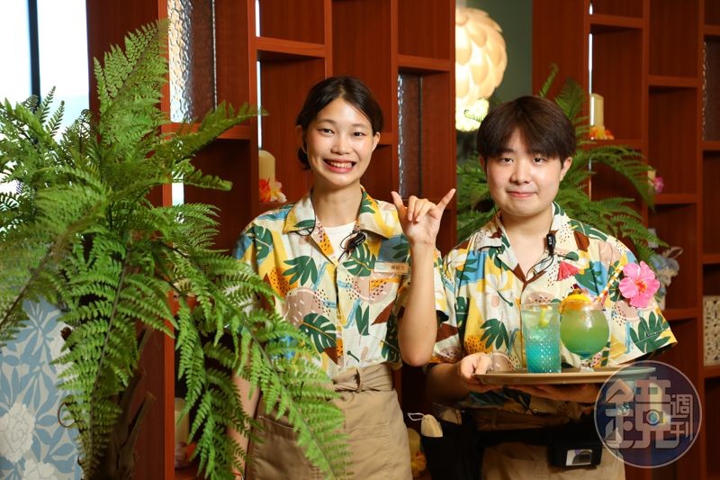 店員穿上夏威夷風花襯衫熱情迎客。