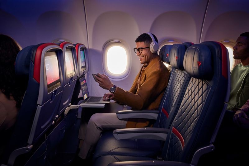 達美航空宣布2026年將在亞太全區推出免費高速機上Wi-Fi,讓旅客能在空中順暢追劇與完成工作。(達美航空提供)