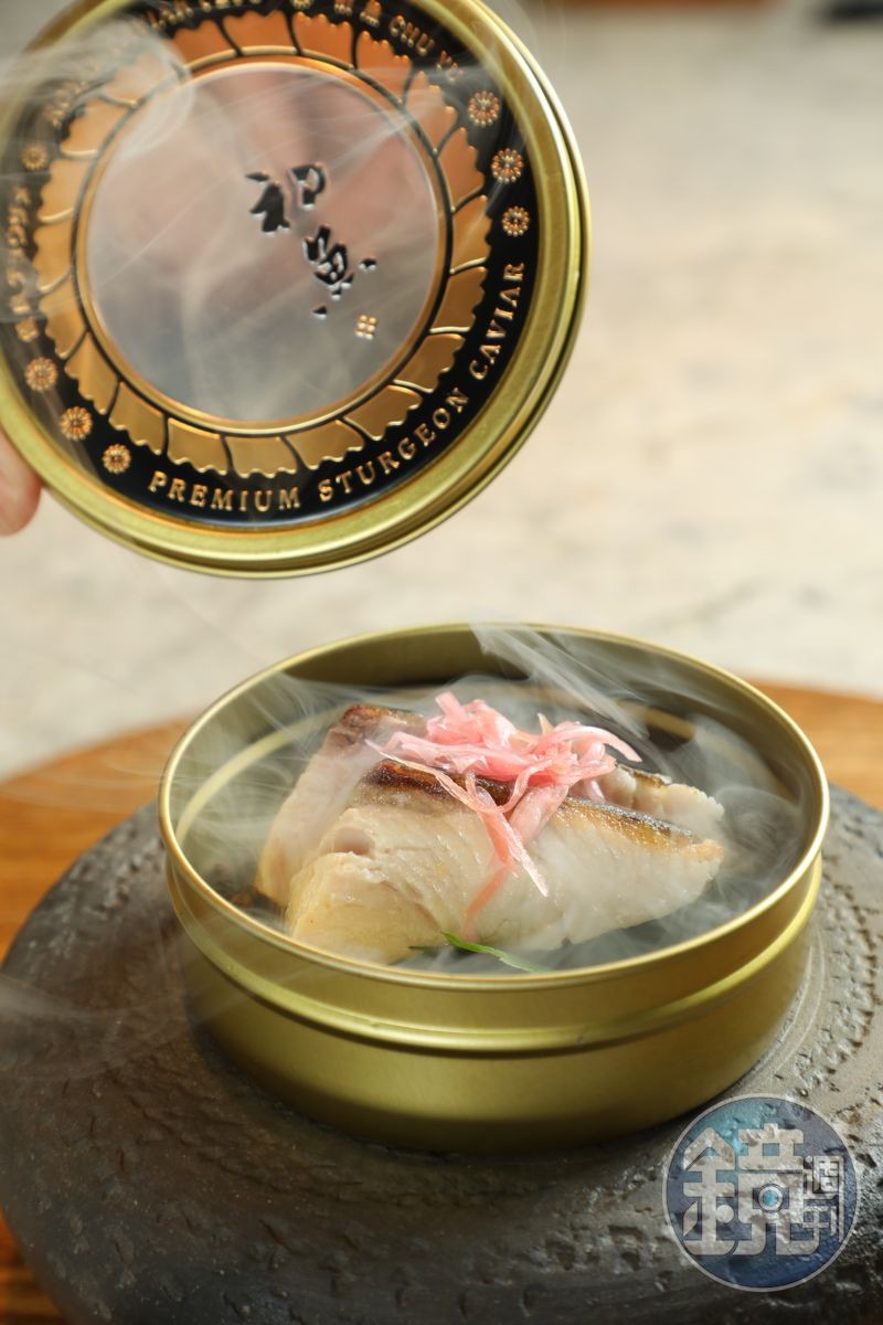 肉質鮮嫩的黃尾鰤,在鐵板上煎到表皮酥脆,放入盒中,開蓋時湧出胡桃木煙霧,儀式感十足。(1,880元套餐菜色)