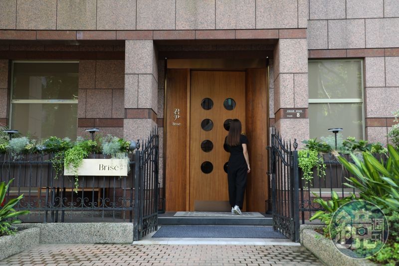 開在台北建國北路巷內的君尹，迎接新主廚的同時也更名為「君尹Brisé」。
