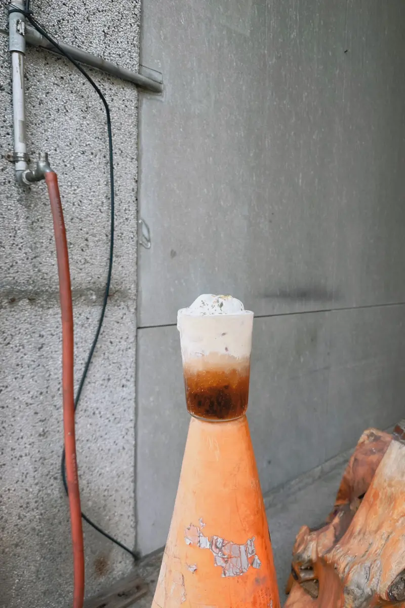 ▲WHO'S TEA鬍子茶與福源花生聯名,推出用「喝」的花生捲冰淇淋,讓綿密濃郁花生奶蓋,唰嘴的鹹甜夜市廟口好滋味正式登場。(圖/業者提供)