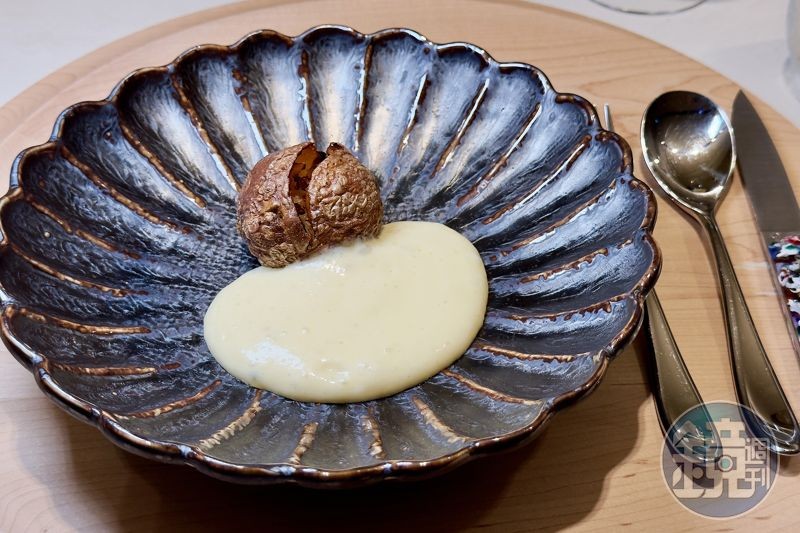 沾上阿根廷風味的澄清奶油,草本香氣喚出馬鈴薯自然甜味與焦香。(Tasting Menu菜色,3,500元/人)