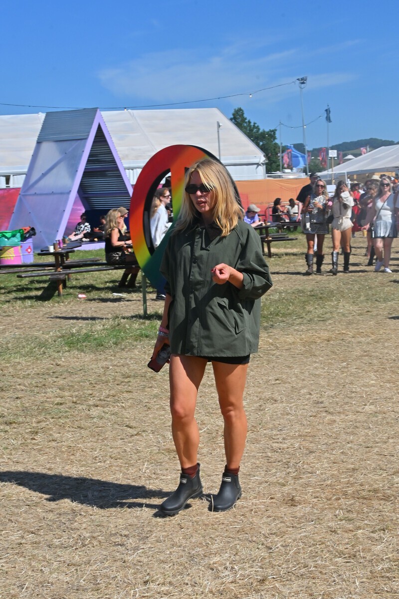Billie Piper於Glastonbury音樂節,穿著鼠尾草綠Barbour Transporter外套與Wilton雨靴