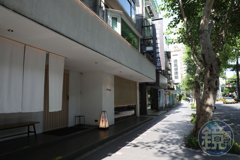 外觀低調的初魚鉄板料亭(民生店),旁邊就有一座立體停車場,停車方便,很適合帶爸爸來過父親節。