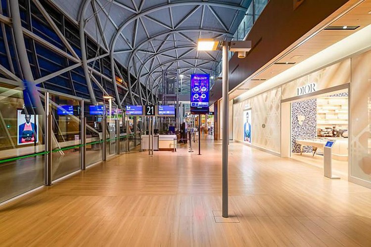 關西機場其流線型屋頂與優雅結構,造就全球最長的機場建築,象徵日本工程與設計的極致美學。