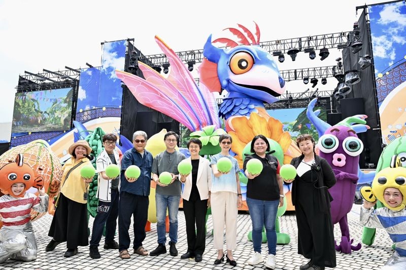 2025原創客家親子劇《燈怪》為客家委員會與紙風車劇團第五度攜手製作。(中)為古秀妃主委、(左三)燈怪總編導李永豐創辦人。(紙楓車劇團提供)