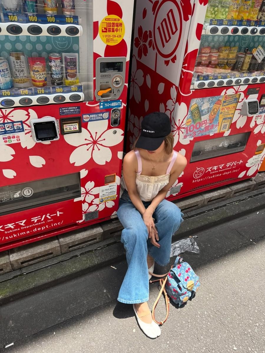 Lisa穿搭親自示範身穿Chrome Hearts背心搭配牛仔喇叭褲、芭蕾平底鞋,手上就是這一顆Venice牛仔包