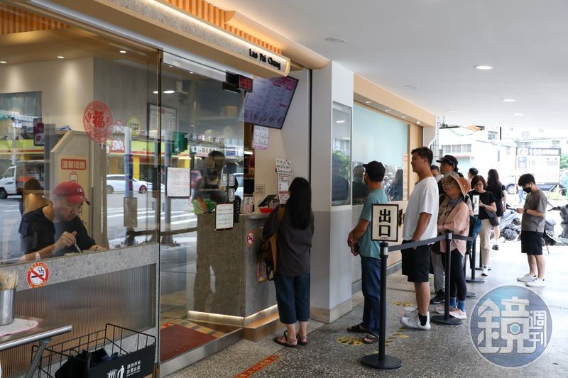 「閏月送豬腳」習俗廣為流傳,即使非吃飯時間,「老牌張豬腳」店前依舊大排長龍。