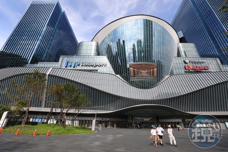 「Mitsui Shopping Park LaLaport 南港」共有超過300多間國內外品牌進駐,逛街購物、看電影及吃美食一站式滿足。