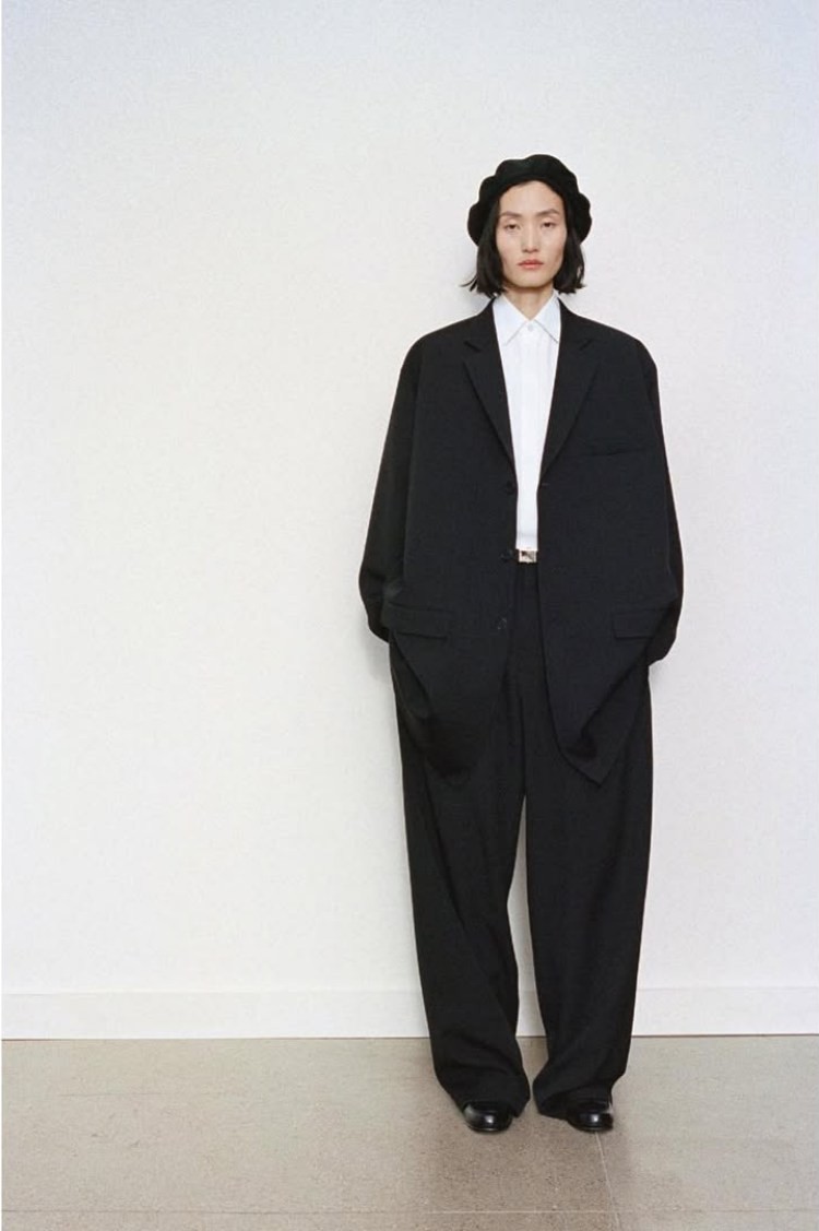 The Row 多次入圍並獲得 CFDA(美國時尚設計師協會)獎項,包括年度女裝設計師與配件設計師等,奠定其在時尚產業中的地位,也讓消費者對其設計信心倍增。