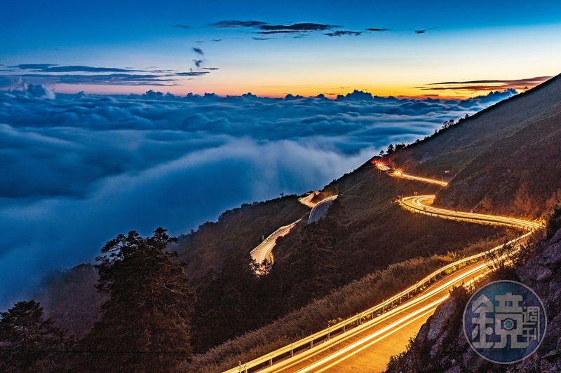合歡山著名的八字彎道，能拍下車燈如流光般畫出動感軌跡，與日落後雲海翻湧的光影相互輝映。