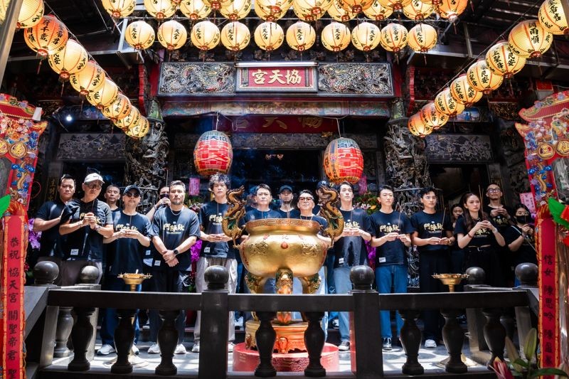 主創全體在拍攝地點協天宮祝賀關聖帝君誕辰,更在威秀影廳首度釋出正式預告。 (曼尼娛樂提供)