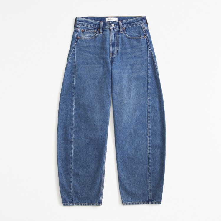 重整品牌定位的Abercrombie & Fitch,在近期亦推出一條在歐美賣翻天的繭型褲,品牌以硬挺的面料製作,並增加其立體的裁片,加上裝飾性的車縫線,展現繭型褲立體的輪廓。