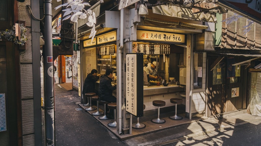 旅行日本最困擾遊客的第五名,是得多語言標示很有問題。有 10.8% 的人認為,像車站、飯店、景點或餐廳的菜單上,非日文翻譯不僅字太小,有時翻譯內容也很奇怪、難以理解,讓人看了更加困惑。