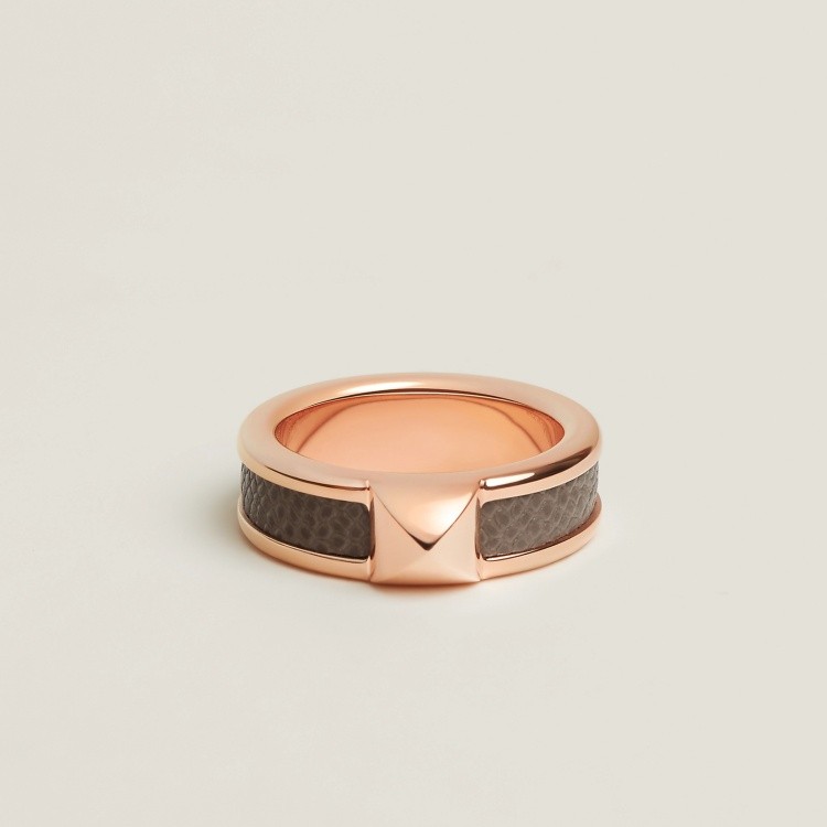Hermès 一向擅長將工藝元素轉化為風格符碼,Athena 簡約鉚釘戒指正是一例。