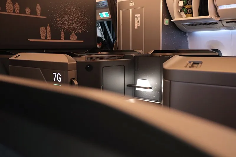 星宇航空內裝設計由 BMW Designworks操刀,延續「Home in the air」舒適如家的雅緻質感,一踏入商務艙機艙內,首先映入眼簾的是動態迎賓飾板。