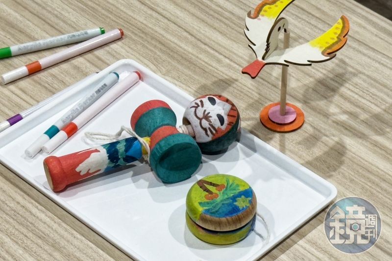 飯店在暑期的每天16：00～17：00會推出「古早味玩具三件組DIY」，讓小朋友可以手繪溜溜球、平衡鳥與劍玉。（300元／人）