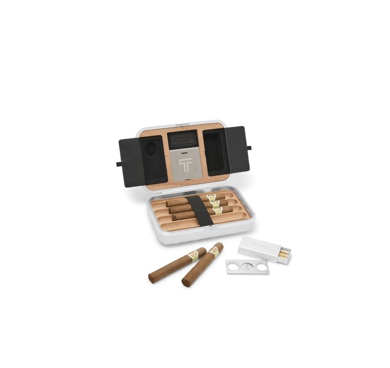19 Degree Aluminum Cigar Case鋁合金雪茄盒。NT$21,800(TUMI提供)
