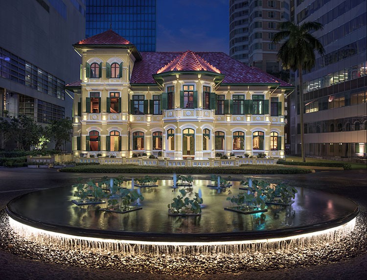 W Bangkok最大的亮點之一,就是與百年歷史建築「The House on Sathorn」的完美結合。這棟過去曾是貴族府邸、外國大使館的建築,如今變身為充滿異國氛圍的用餐空間與藝文展演場域。