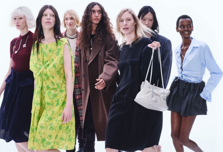 「想像一場永不停歇的行走。」Prada 2025秋冬形象廣告的開場景象，模特兒們穿梭其中，不為任何具體目標，只為那股向前的本能。