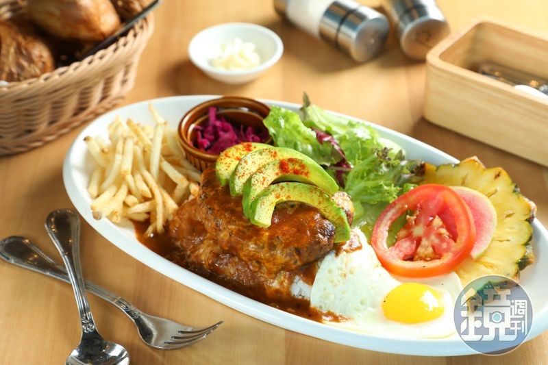 「酪梨漢堡」包含牛肉漢堡排、新鮮酪梨、炸薯條、太陽蛋等，再淋上蒜泥燒肉醬。（350元／份）