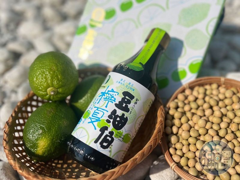 與屏東竹田農會聯名推出的「豆油伯檸夏釀造醬油（檸檬風味）」，加入檸檬原汁製作，含有少許果肉，使用時要先搖勻。（350元／瓶、350ml）