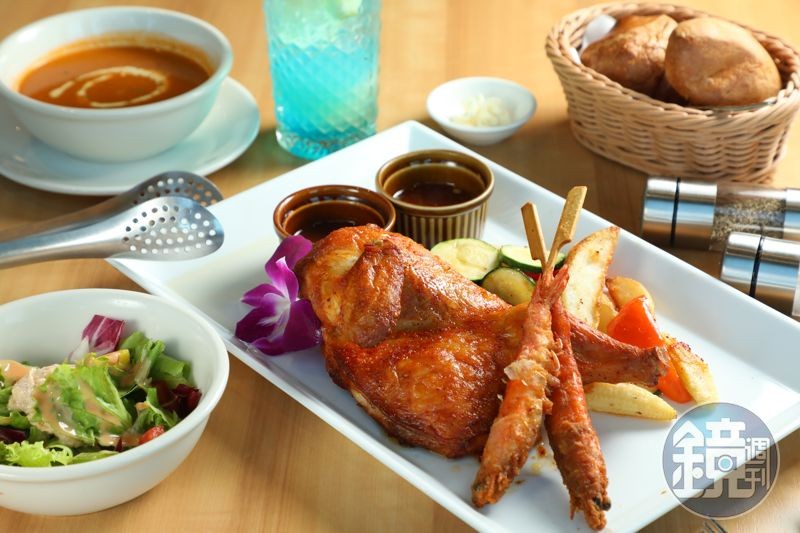 帶有煙燻香氣的「夏威夷風Huli Huli烤半雞&酥炸軟殼蝦」適合2至3人分食。（450元／份）
