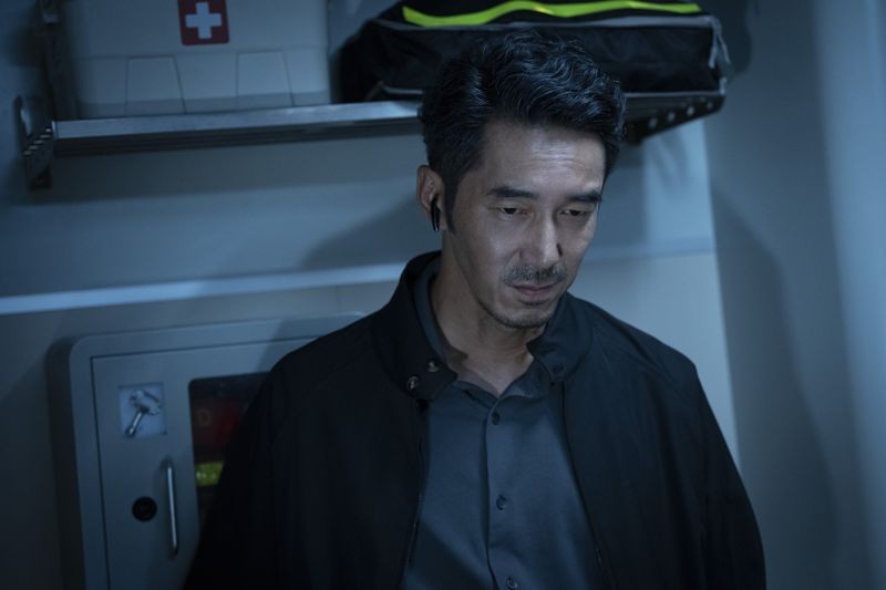 李李仁在《96分鐘》為追查未解的炸彈案真相,登上南下列車展開調查。(華影國際提供)