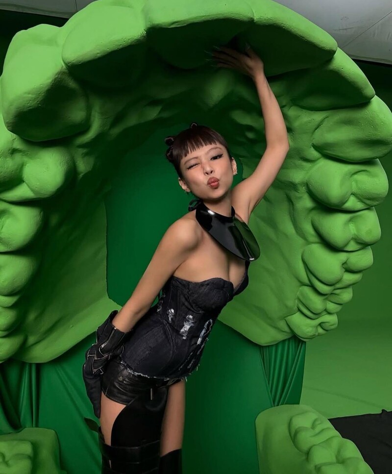 BLACKPINK Jennie在〈Jump〉MV中的桃心領束胸丹寧造型,搭配Chanel頸鏈
