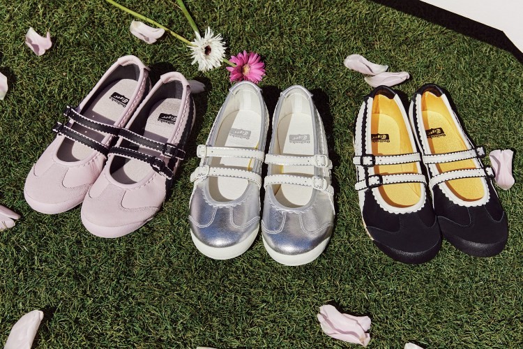 Onitsuka Tiger年初推出一雙名為「MEXICO 66™ TGRS」的鞋款抓住大眾目光,品牌以經典鞋款「MEXICO 66™」為基礎,並運用繫帶、花邊線條拼接,勾勒出一雙甜美與街頭兼具的鞋款。
