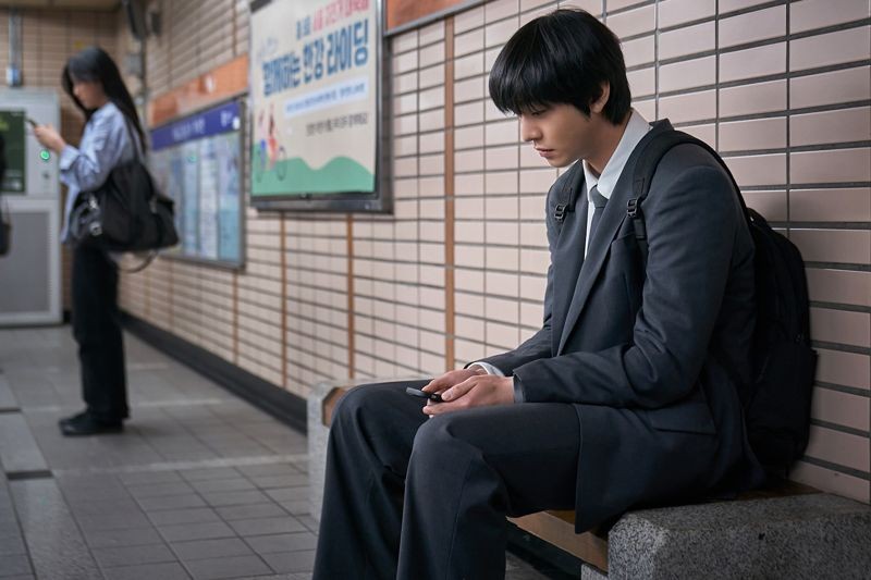 安孝燮連拍攝期間都避免照鏡子,全心投入塑造「平凡卻不凡」的存在感。(采昌國際提供)