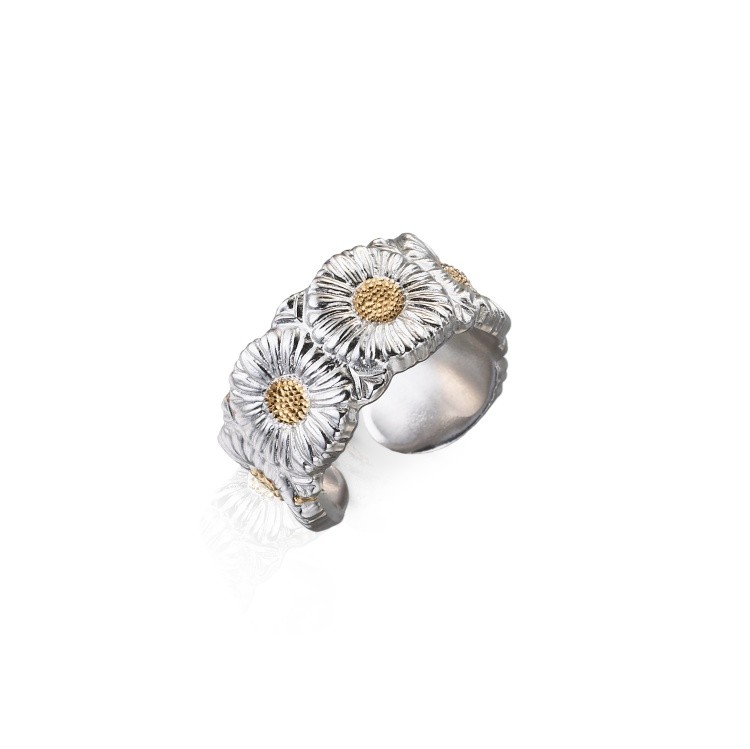 這枚引發話題的小雛菊戒指正是 Buccellati Blossoms 系列中的純銀 Eternelle 永恆戒指。