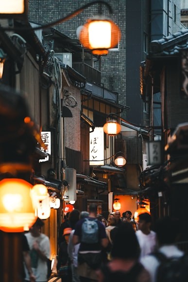 隨著越來越多旅人造訪日本,也出現了人潮眾多的問題。有 13.1% 的旅客表示,觀光景點、交通系統、餐廳等旅遊相關設施,實在太過擁擠,人多到有點崩潰。