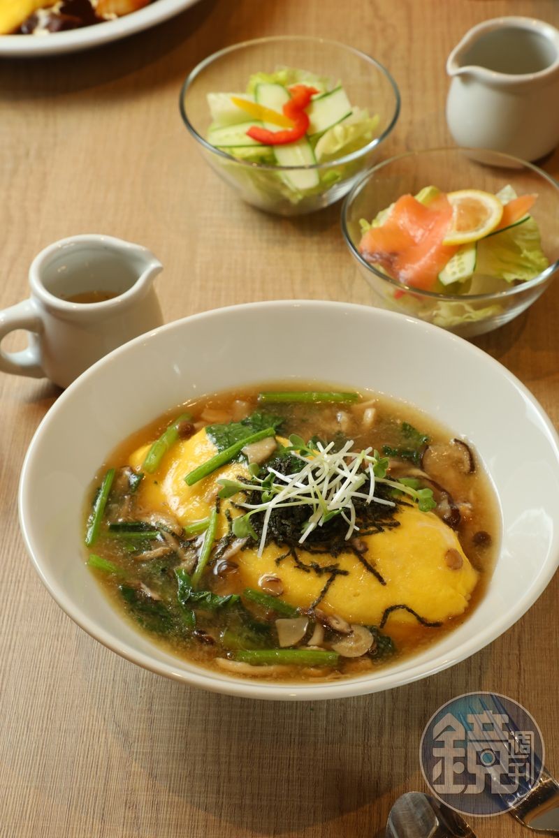 「鮮菇菠菜和風燴醬蛋包飯」以奶油蛋包飯為基底,再淋上以鮮菇、菠菜拌炒而成的和風醬汁。(269元/S號)