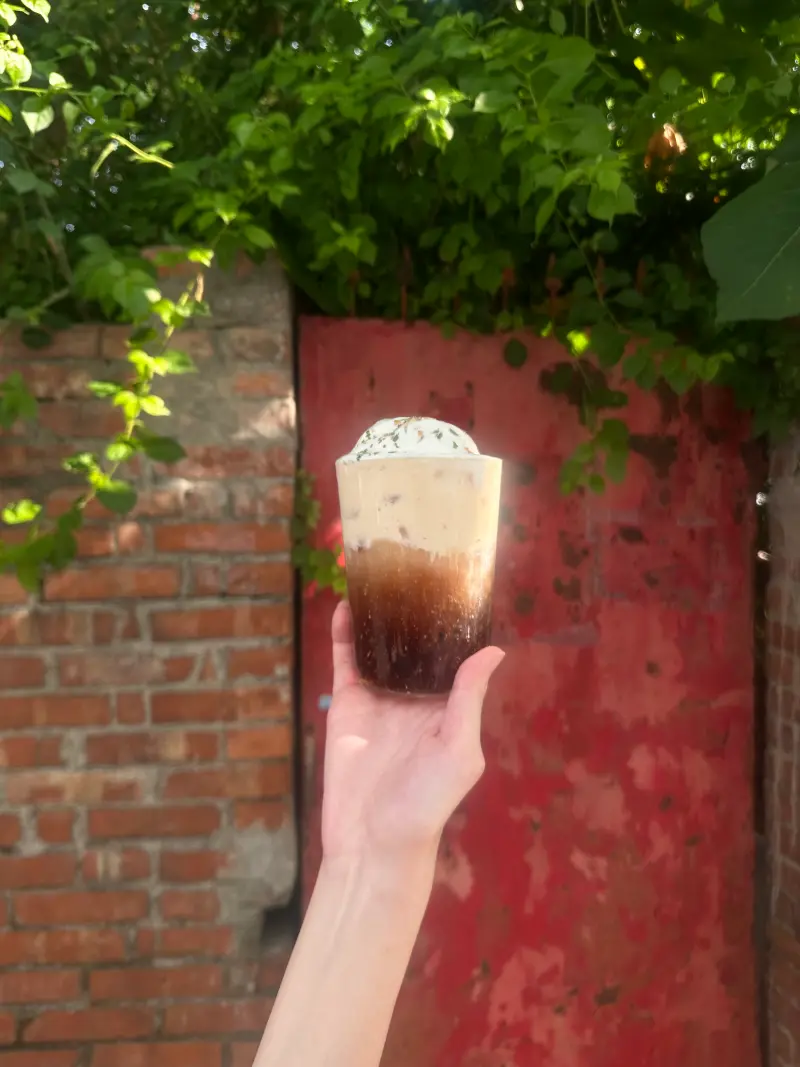 ▲WHO'S TEA鬍子茶與福源花生聯名,推出用「喝」的花生捲冰淇淋,讓綿密濃郁花生奶蓋,唰嘴的鹹甜夜市廟口好滋味正式登場。(圖/業者提供)