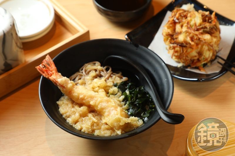 不吃生食可以來碗「特大蝦蕎麥麵」(前,180元/碗)搭配「炸蔬菜櫻花蝦餅」(後,100元/份)一樣能吃到滿滿海味。
